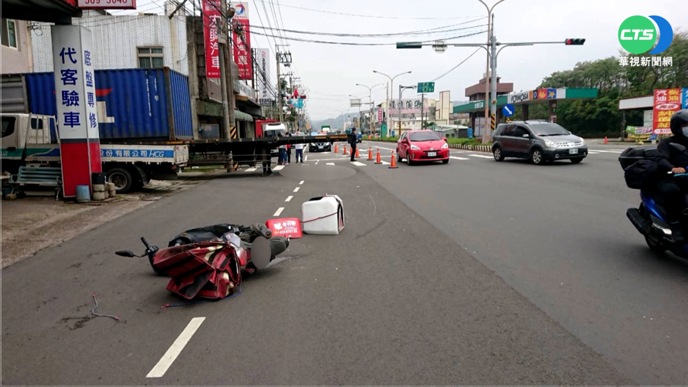 新竹聯結車違規卸貨 騎士迎面撞不治