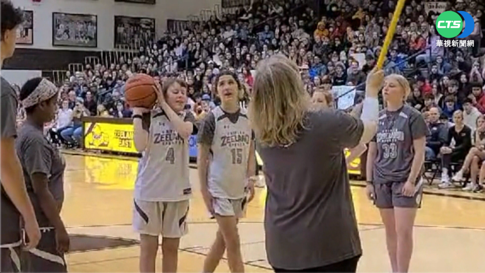 聽聲辨位投進 美視障女高中生獲滿堂彩