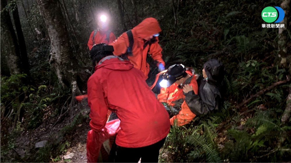女登北大武山扭傷 山莊人員接力背下山