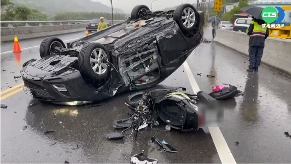 車轉彎"打水漂"自撞翻 機車煞不住撞上