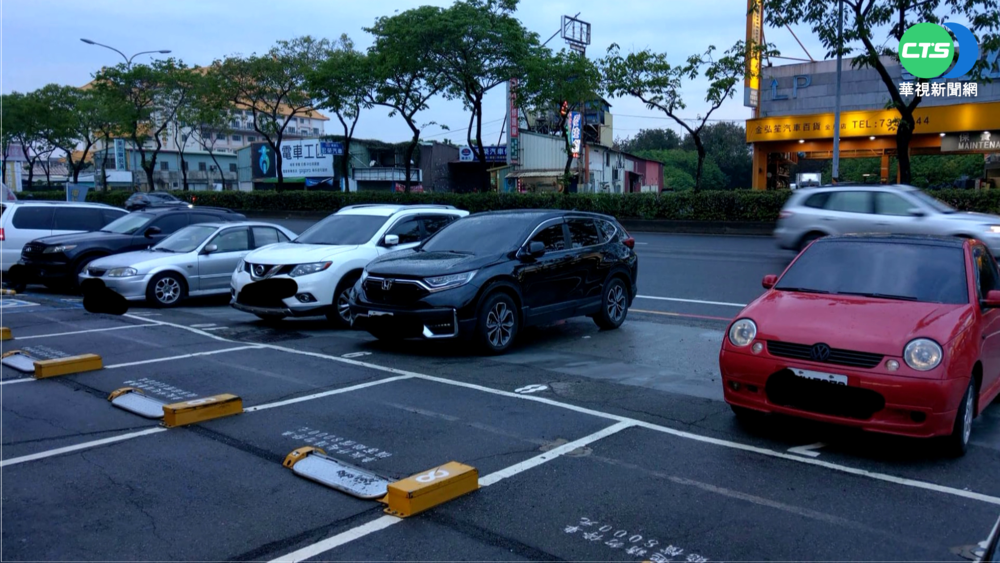 停車格外一排車! 疑貪小便宜挨批丟臉
