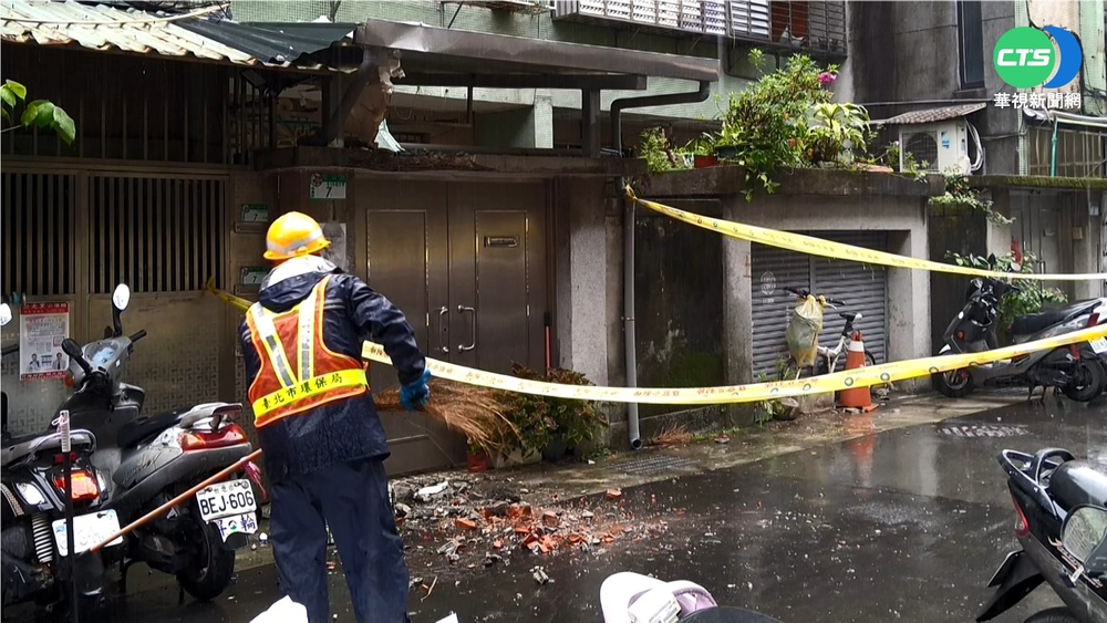 北市公寓女兒牆倒塌 砸破遮雨金屬板