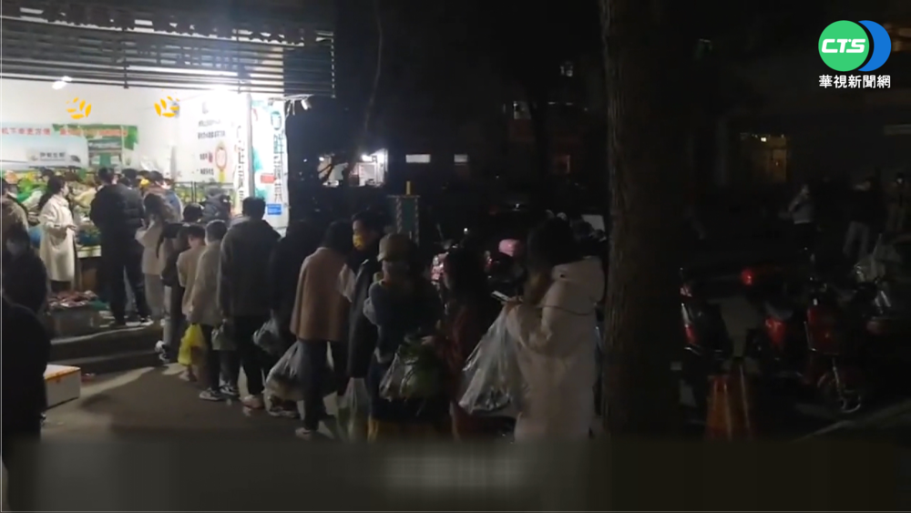 上海兩段式"封城" 超市湧現"搶購潮"