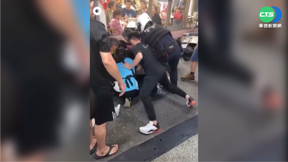 警揪毒犯喊"幫忙" 數10名吃鍋群眾幫壓制