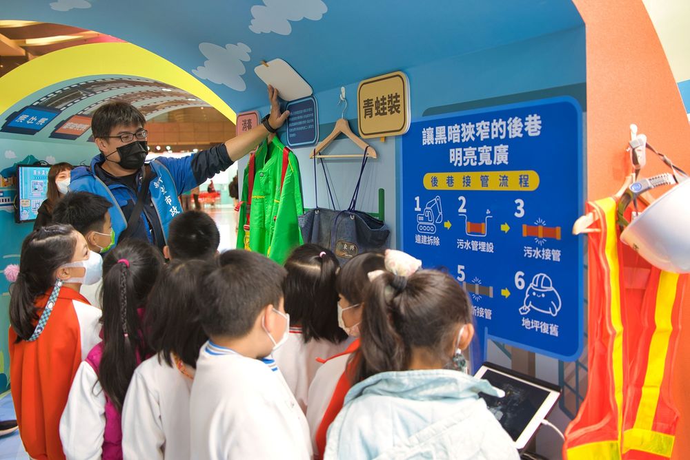 信義國小的三年級學童認真聆聽工作人員講解。