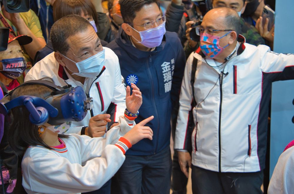 小學生戴VR體驗一日抽水站操作員。