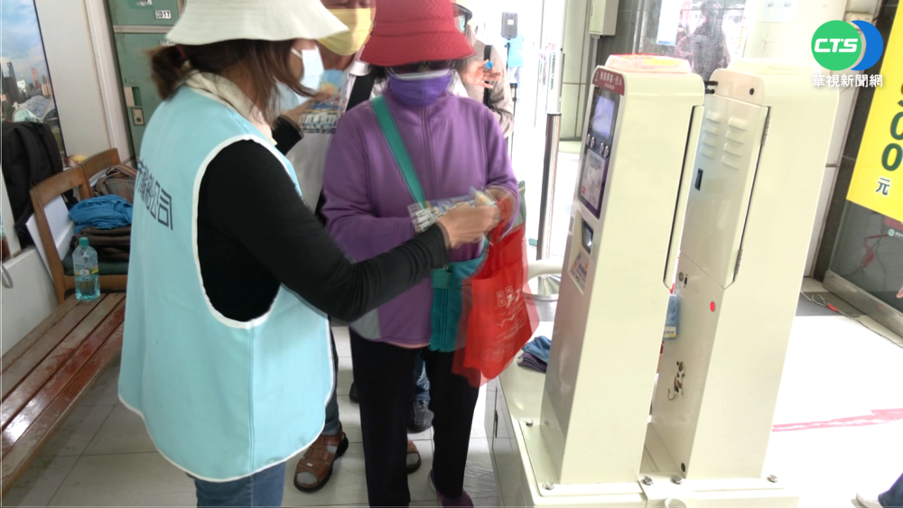 耍小聰明變裝重複領! 旗津券不記名亂象多