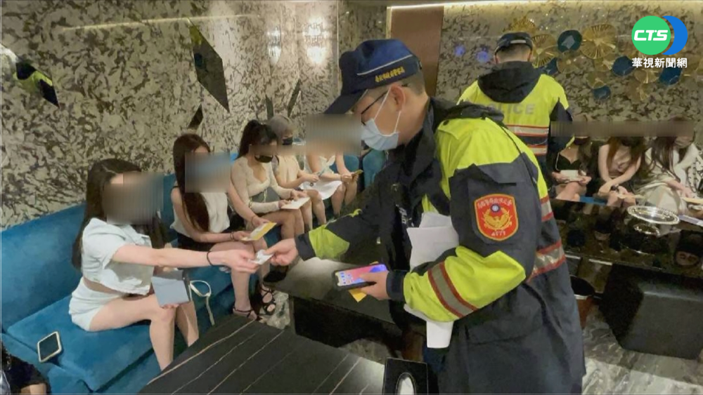 防堵疫情! 北市警臨檢八大行業"小黃卡"