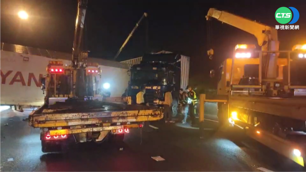 國道濕滑聯結車突打橫 貨車煞不住撞轎車
