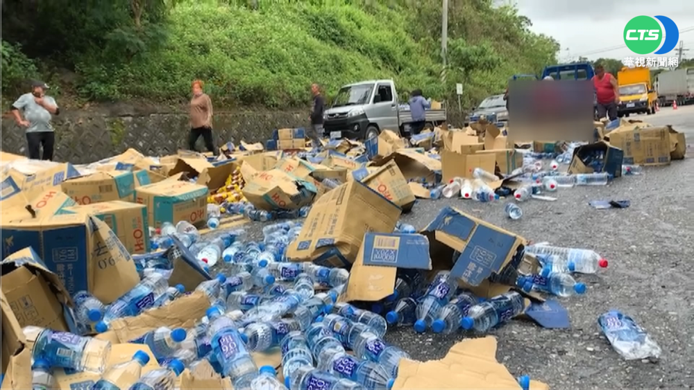 花蓮台9線翻車意外 上百箱礦泉水散落擋路
