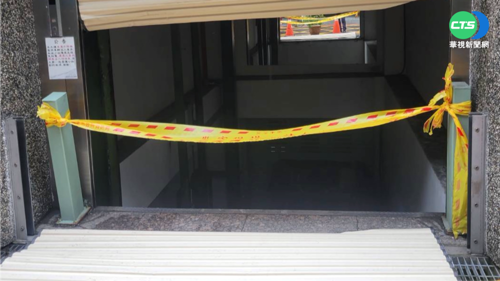 嚇!誤踩油門衝破門墜停車塔 車頭毀冒煙