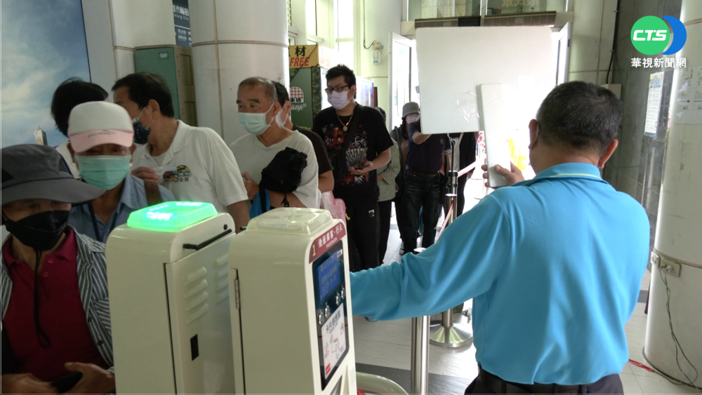 變裝.搓掉手章...旗津券重複領亂象持續