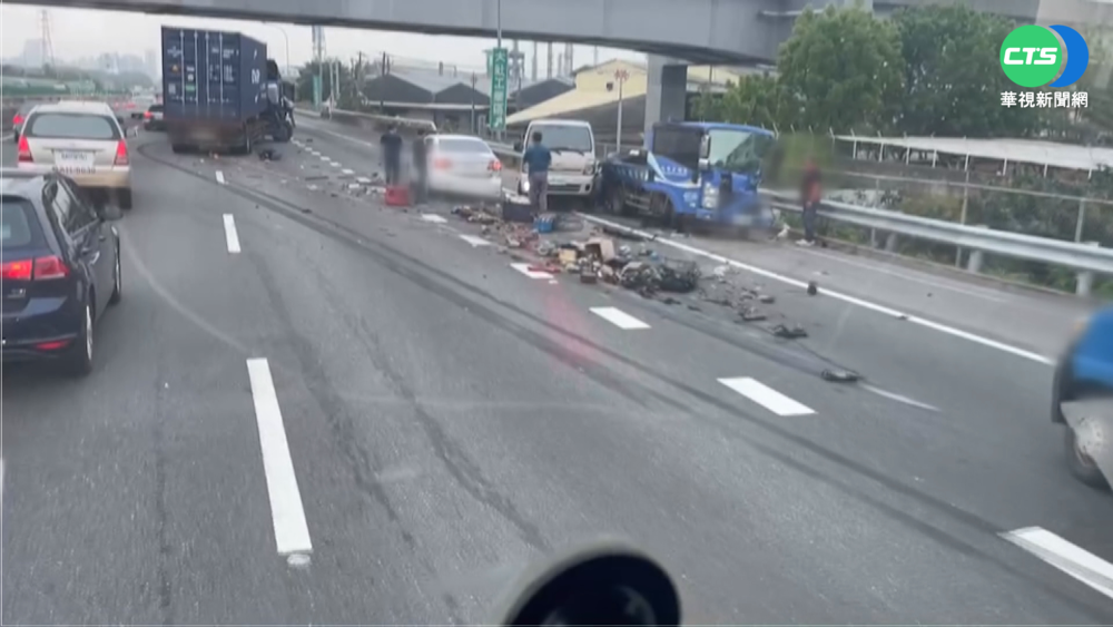 疑聯結車換車道不當 撞小貨車再波及3車