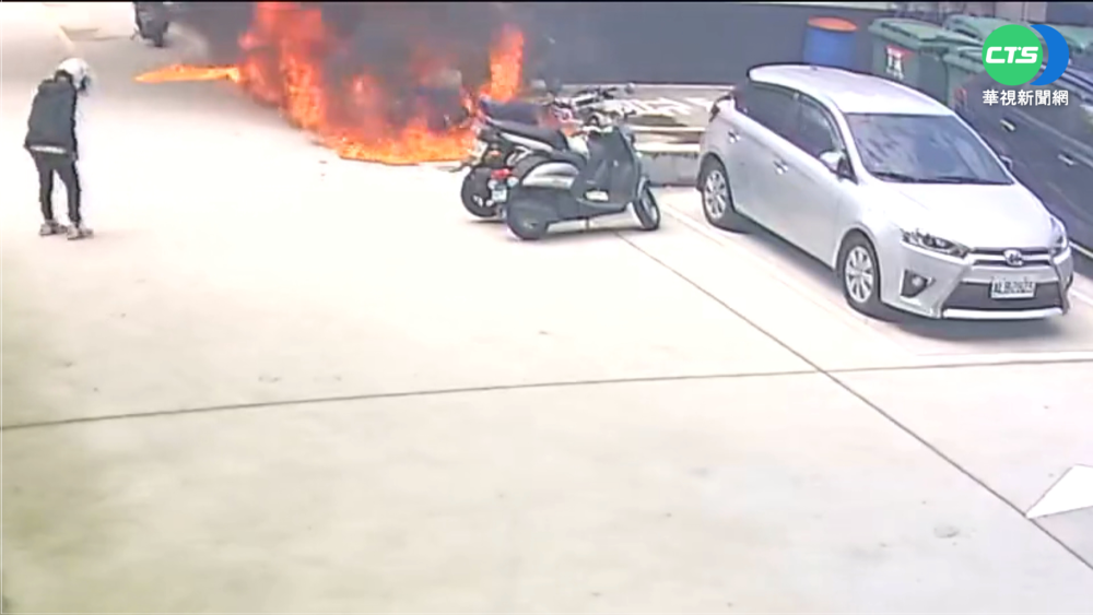 女疑感情糾紛 縱火燒情敵機車波及13台