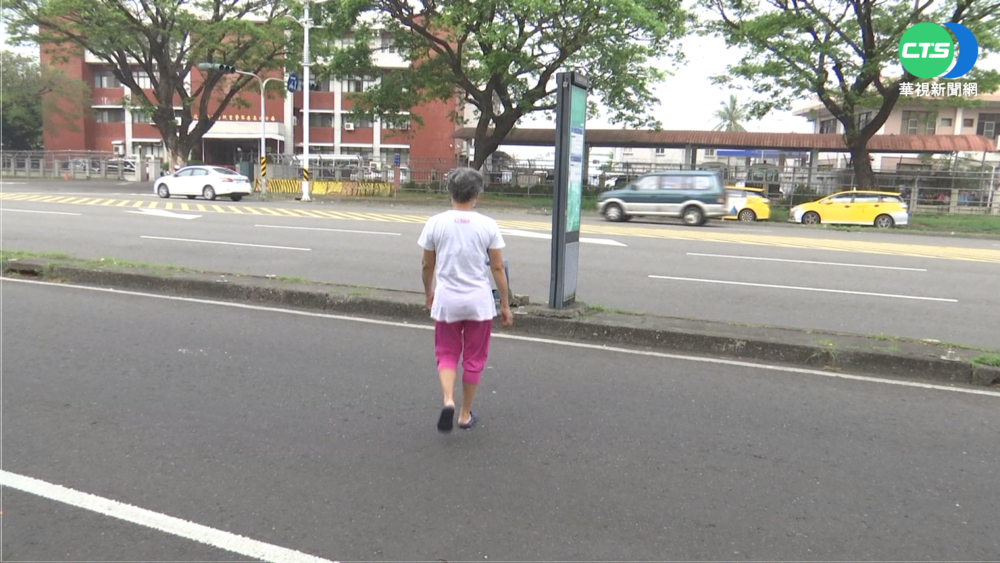 小港機場公車站設分隔島上 長者克難候車