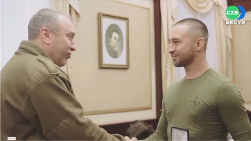 爆嗆俄軍"滾回家" 蛇島英雄返鄉獲勳章