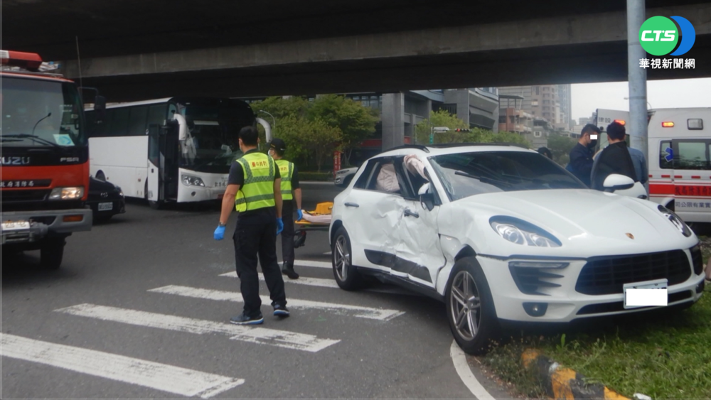 遊覽車攔腰撞休旅車 全車嚇壞5人傷