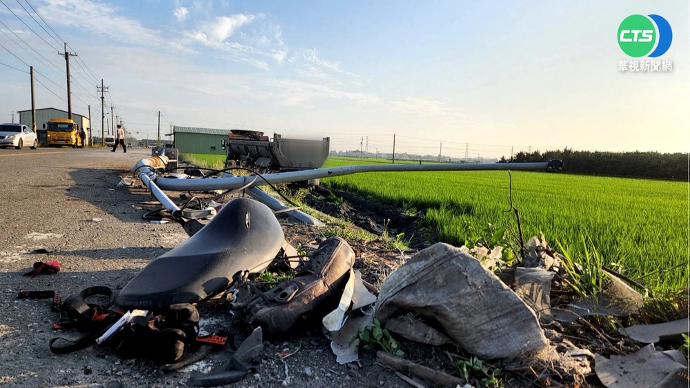 悚! 機車.曳引車對撞衝進田 83歲翁不治