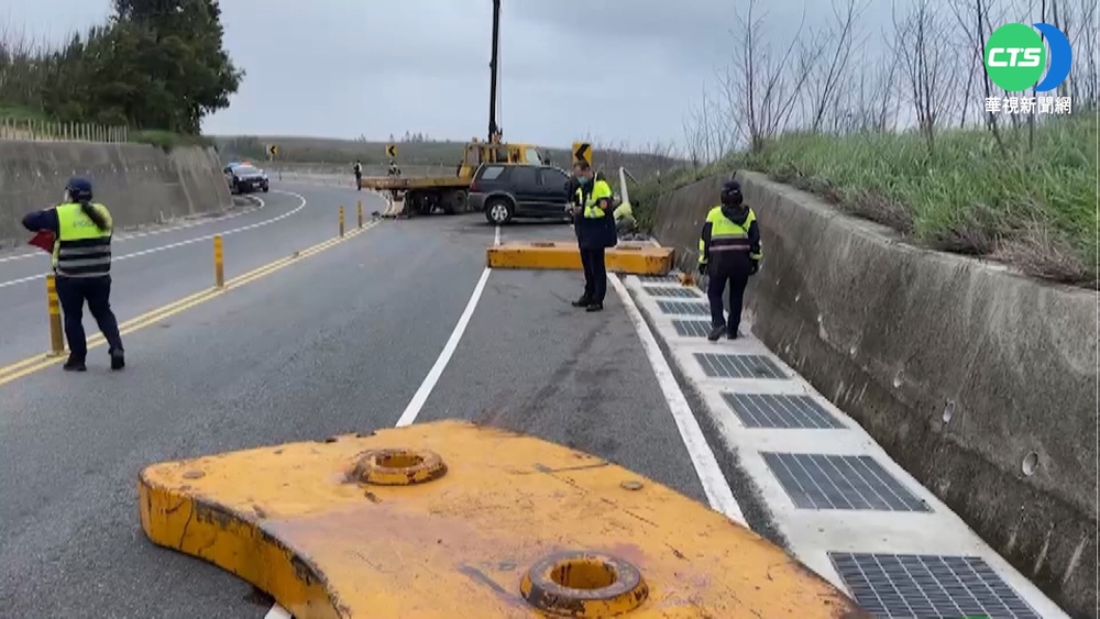 聯結車甩出20公噸鐵塊! 對向車急閃撞路燈