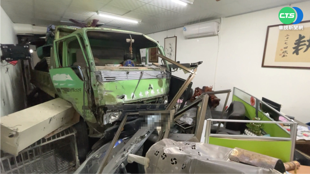 轟! 疑煞車失靈 貨車下坡失控撞進民宅