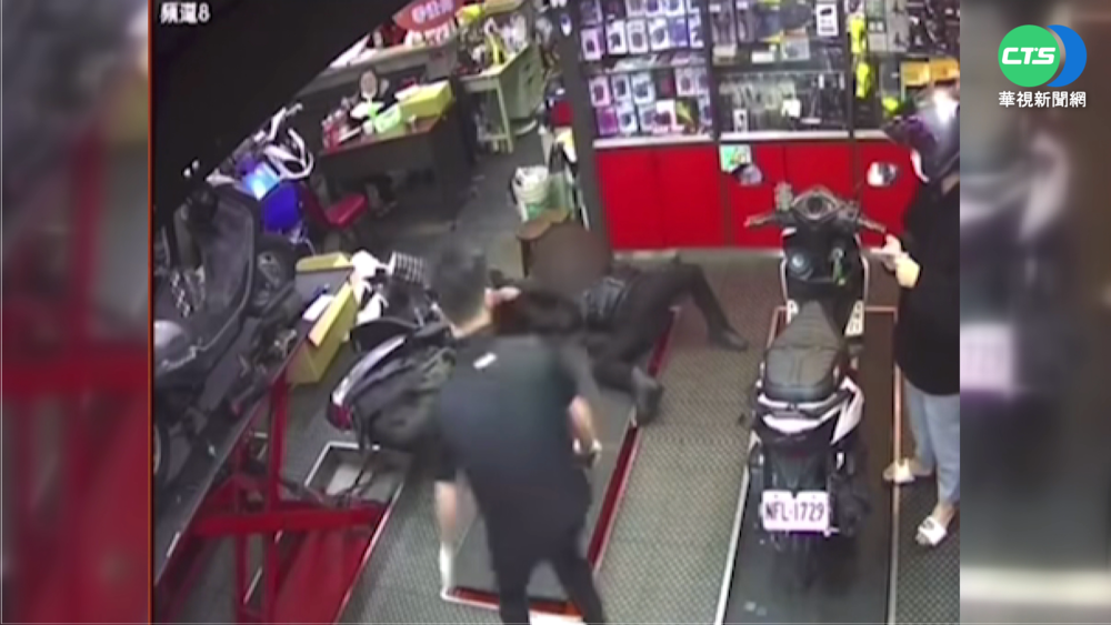 女急牽機車遭夾傷 隔天索1.2萬紅包