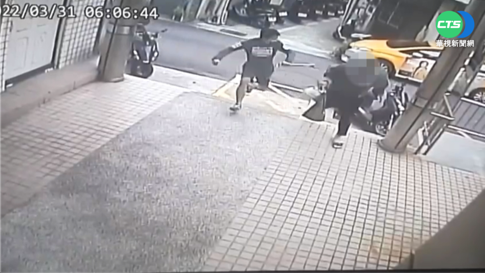 看一眼也不行! 2男"抄扳手"當街追打