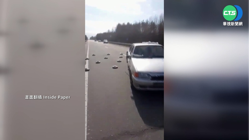 無視俄佈雷區 民間轎車照闖.烏軍當球踢