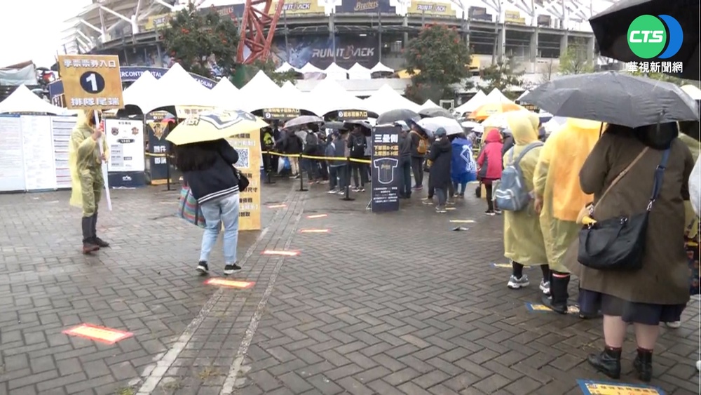 中職開打賴副到場! 人潮擠爆拚防疫