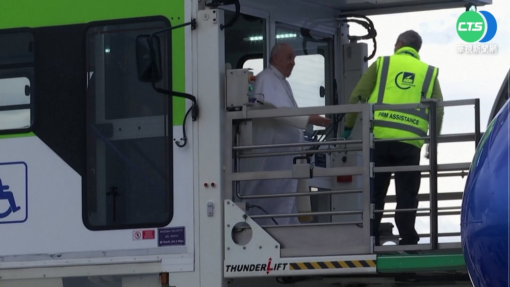 85歲方濟各"搭電梯"登機 避免腿部拉傷