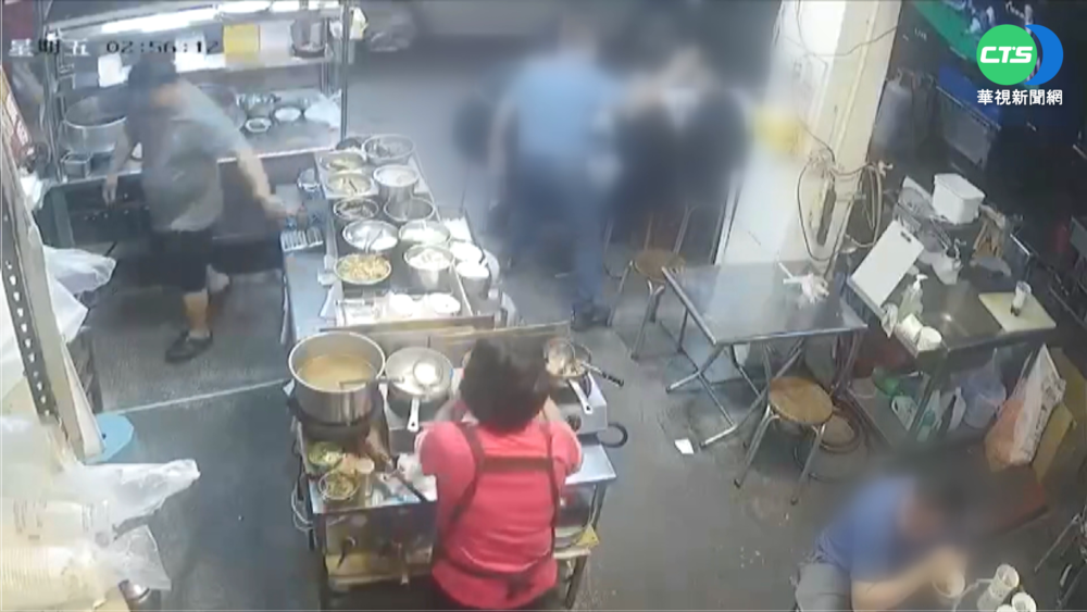 賞巴掌教訓背叛友人 男反遭圍毆打趴