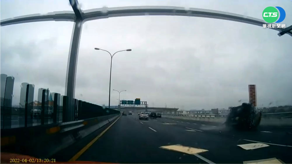 疑煞車不及 廂型車連跨3車道撞護欄翻覆