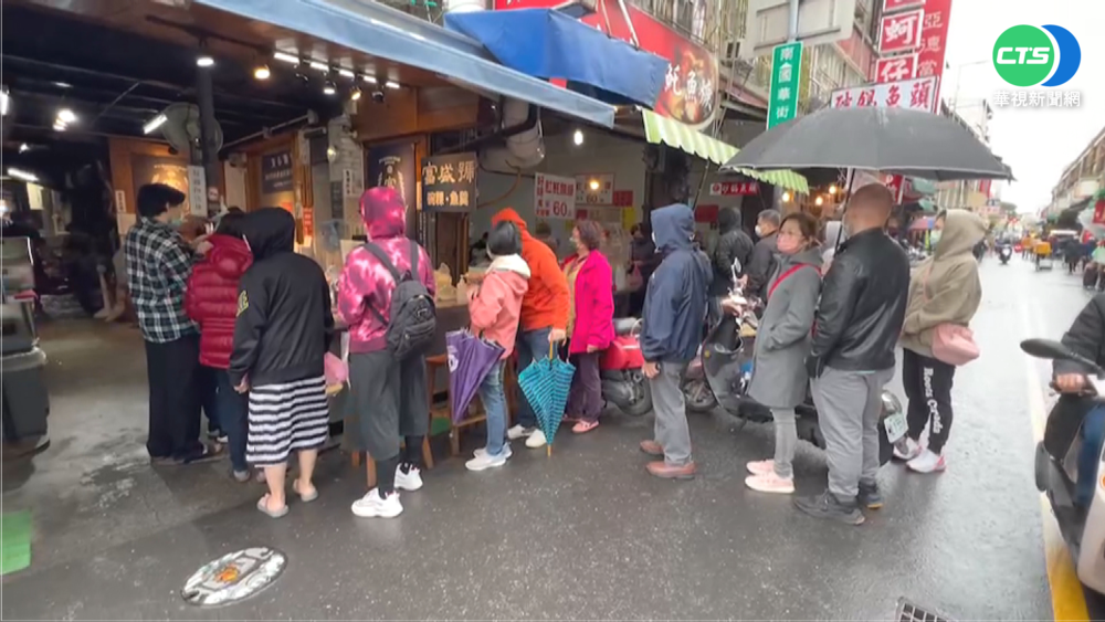 濕冷天氣不減遊興! 國華街小吃大排長龍