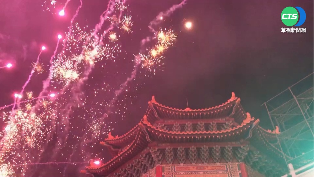 聖母廟煙火秀登場! 高空"風火輪"引驚呼