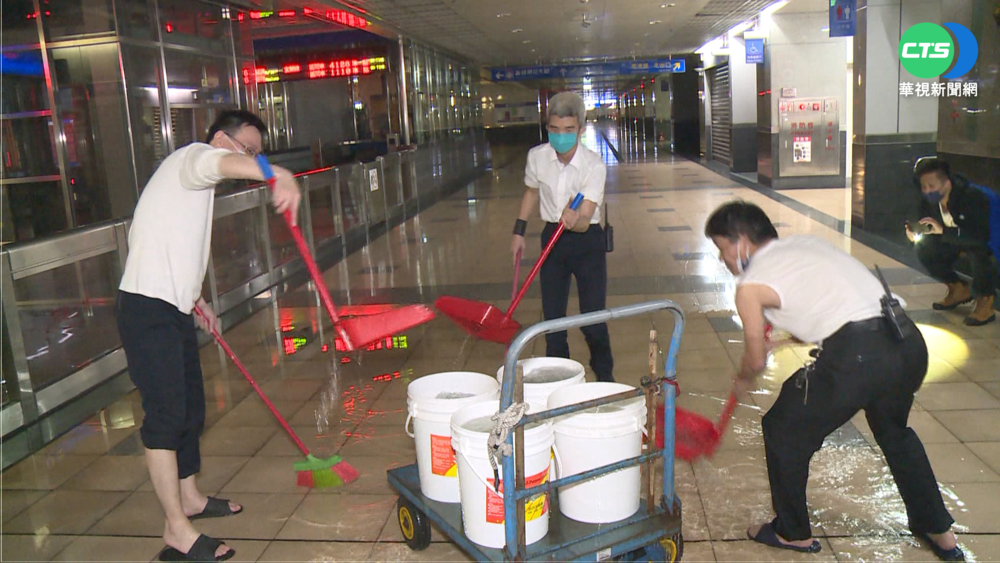 空調冷卻水爆管! 大水狂瀉 慘淹南港車站