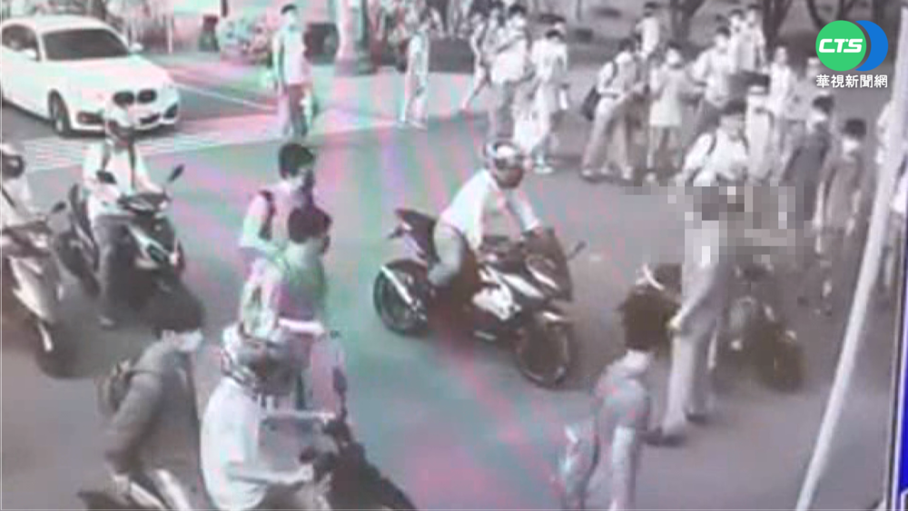 不知運動會提早放學? 警衛擋門踹車飆髒話