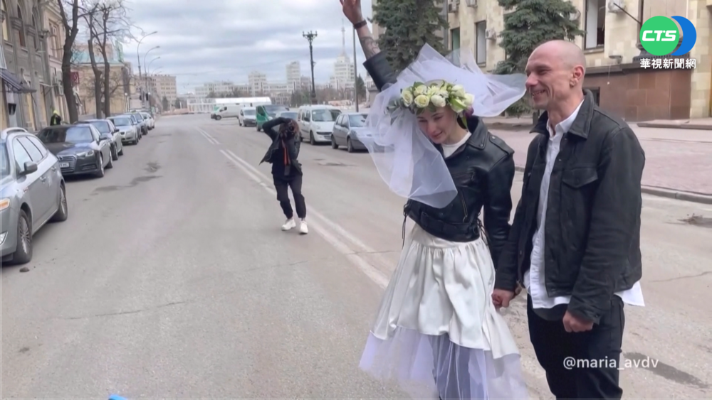 戰火中見證愛情! 醫護情侶地鐵站結婚