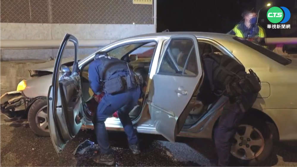 通緝犯開贓車拒檢自撞 警破窗抓人!