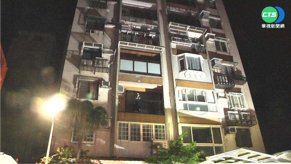 變電室起火竄濃煙 公寓住戶陽台求救