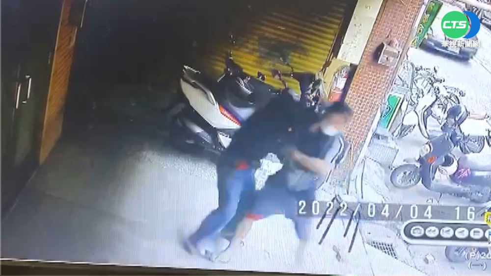 討債翻臉!騎樓砸磚全武行 亮刀送法辦