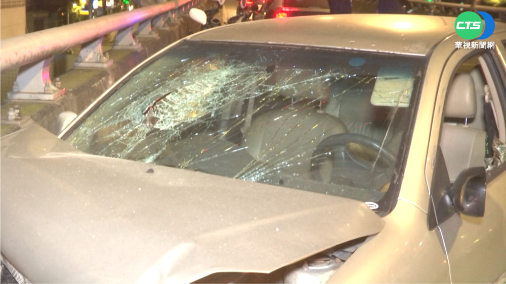 大膽通緝犯! 開贓車拒檢自撞護欄被逮