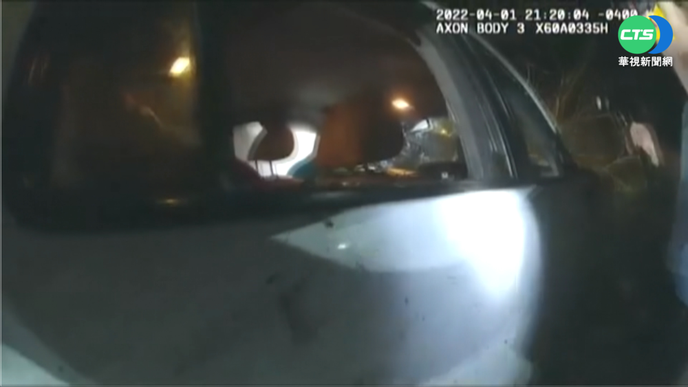 1家4口駕車摔池塘 巡邏警"路過"救人!