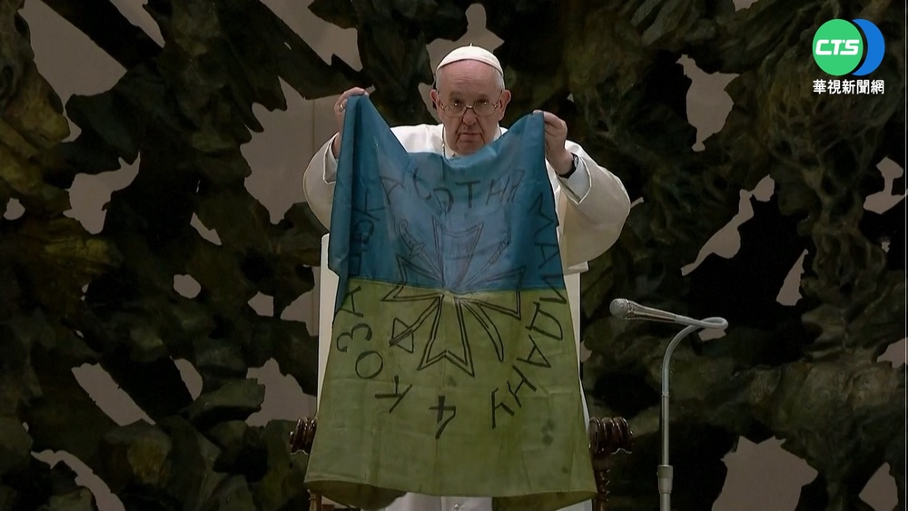 譴責布查大屠殺 教宗親吻烏克蘭國旗