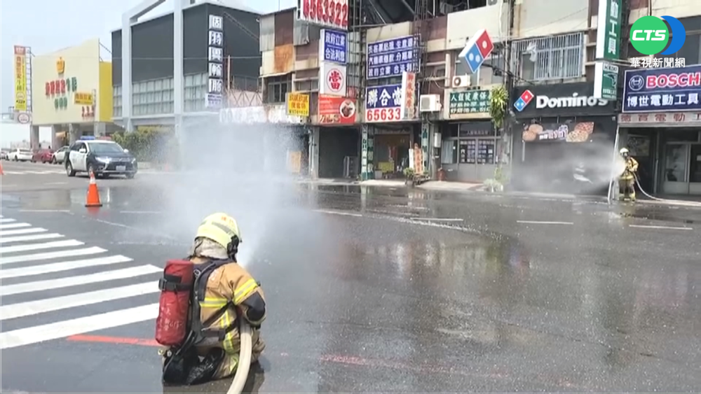 台南瓦斯外洩"衝破路面" 騎士摔車滿臉血