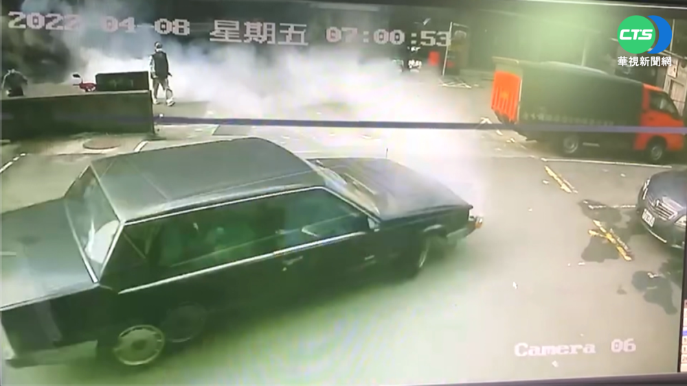 油門誤當煞車?! 8旬婦三度撞民宅汽車