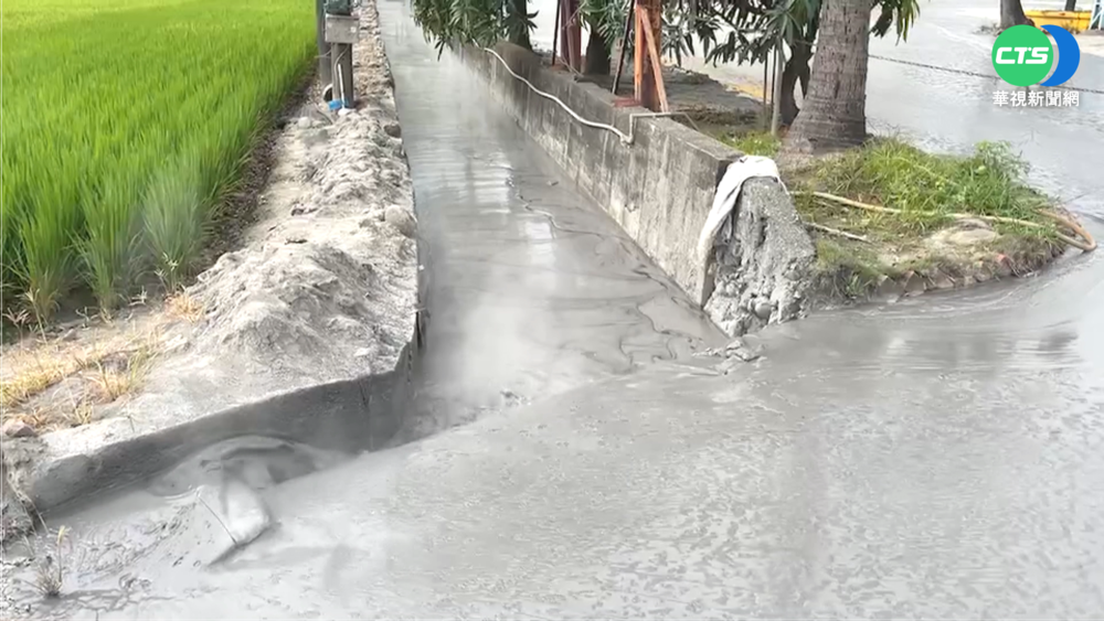 萬丹泥火山再噴發 滾燙黑泥漿流入田