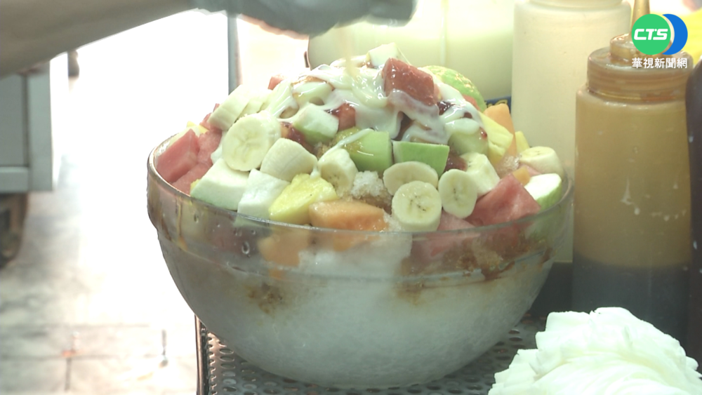 高雄艷陽高照 鼓山渡船頭冰店擠爆遊客