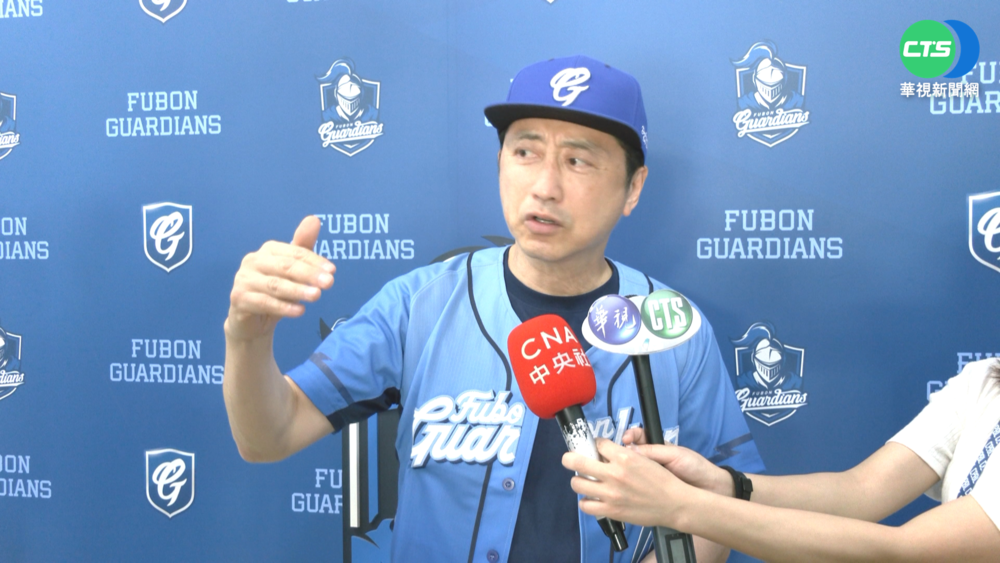 "超級明星臉"相見! 庾澄慶替悍將開球