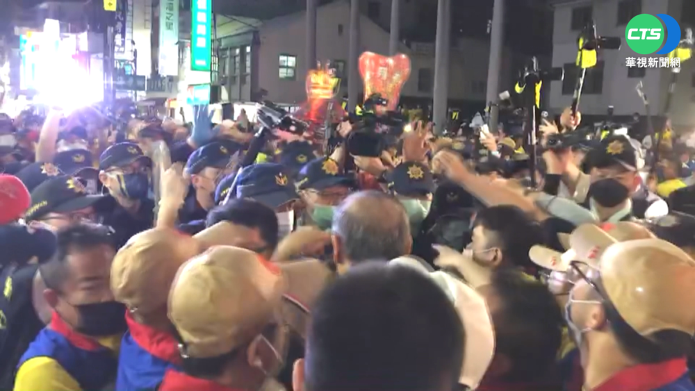 "白狼"帶隊搶轎爆衝突 4警受傷逮6嫌