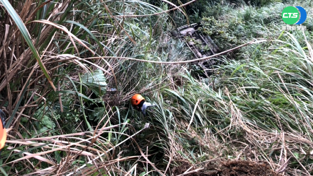 吉普車闖戰備道墜30米山谷 駕駛傷保命