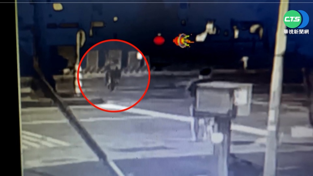 單車騎士遭轎車高速撞飛 目擊民眾嚇壞